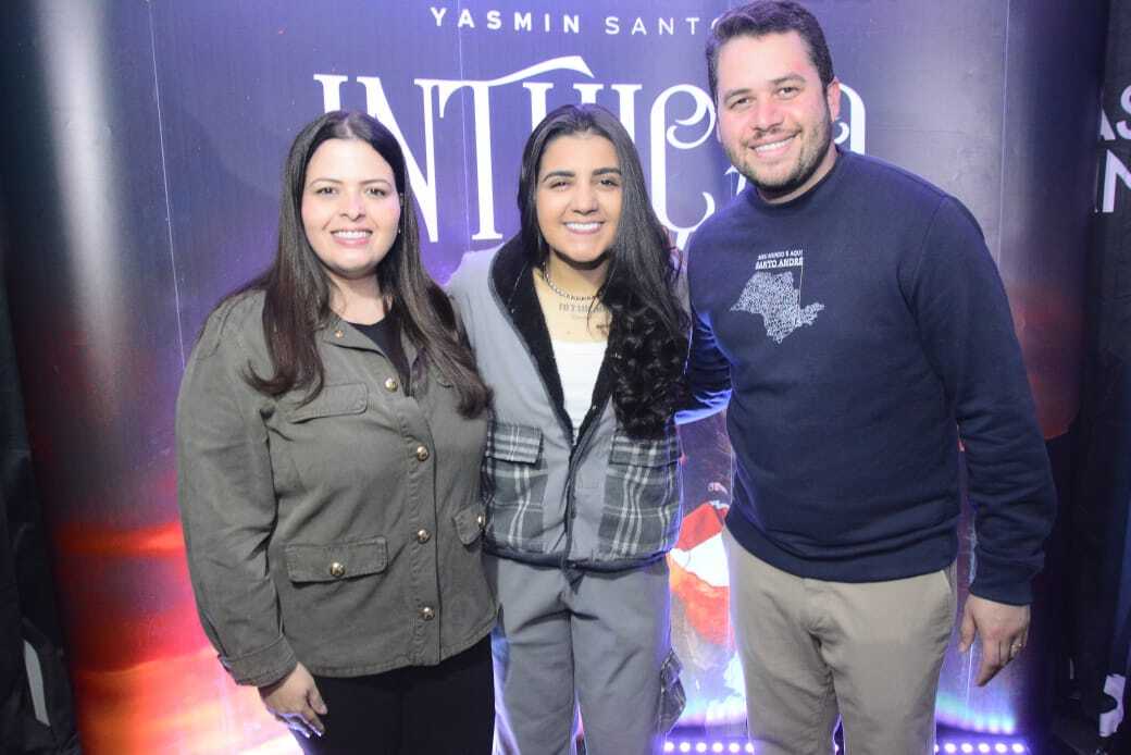 Ao lado da cantra Yasmin Santos , prefeito celebra participação do público e mais uma edição do Arraial Solidário no Paço Municipa