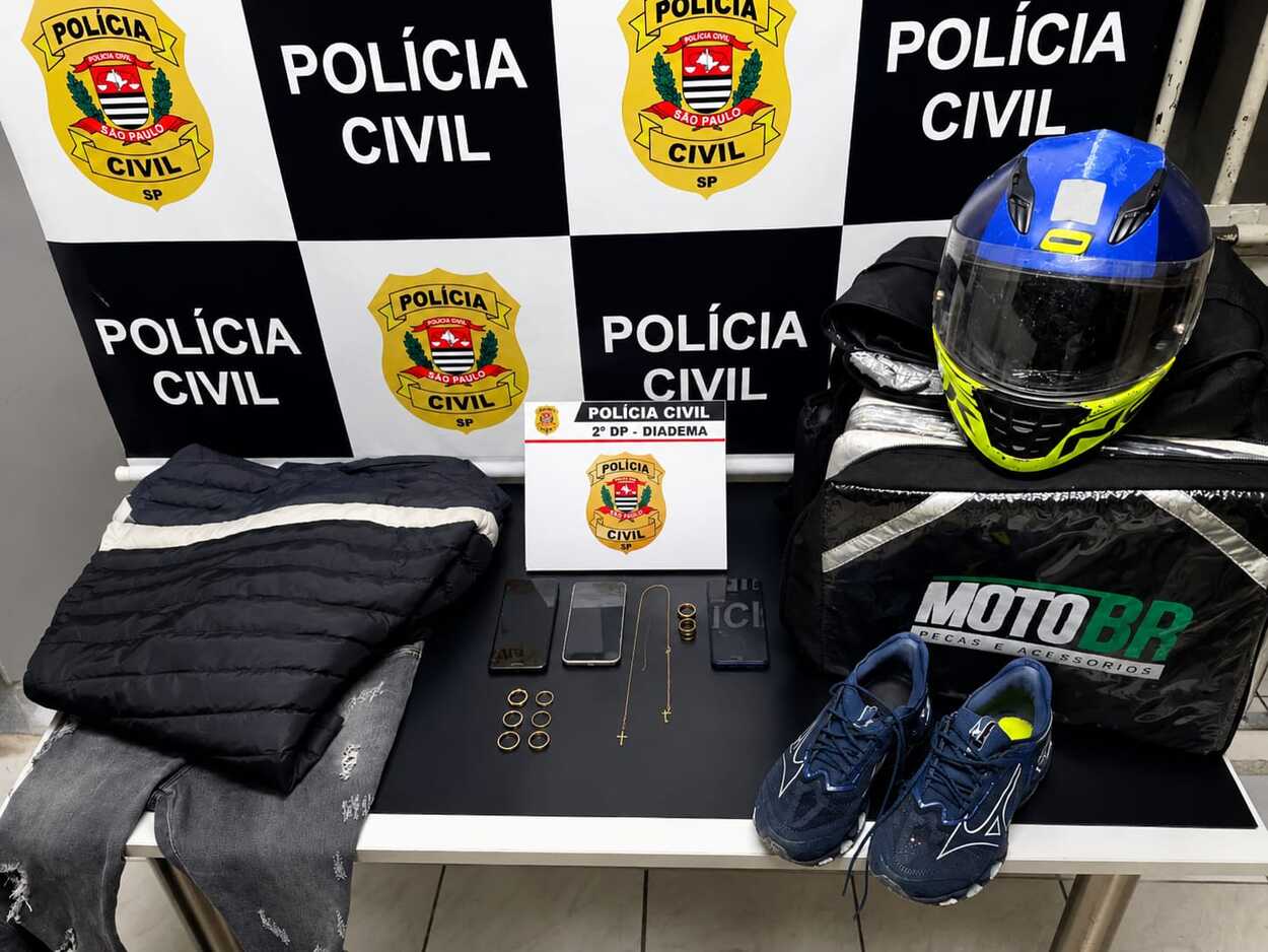 Além de alianças foram apreendidos um telefone celular,jaqueta, camiseta, calça jeans, tênis, além de mochila de entregas ("bag") e um capacete.