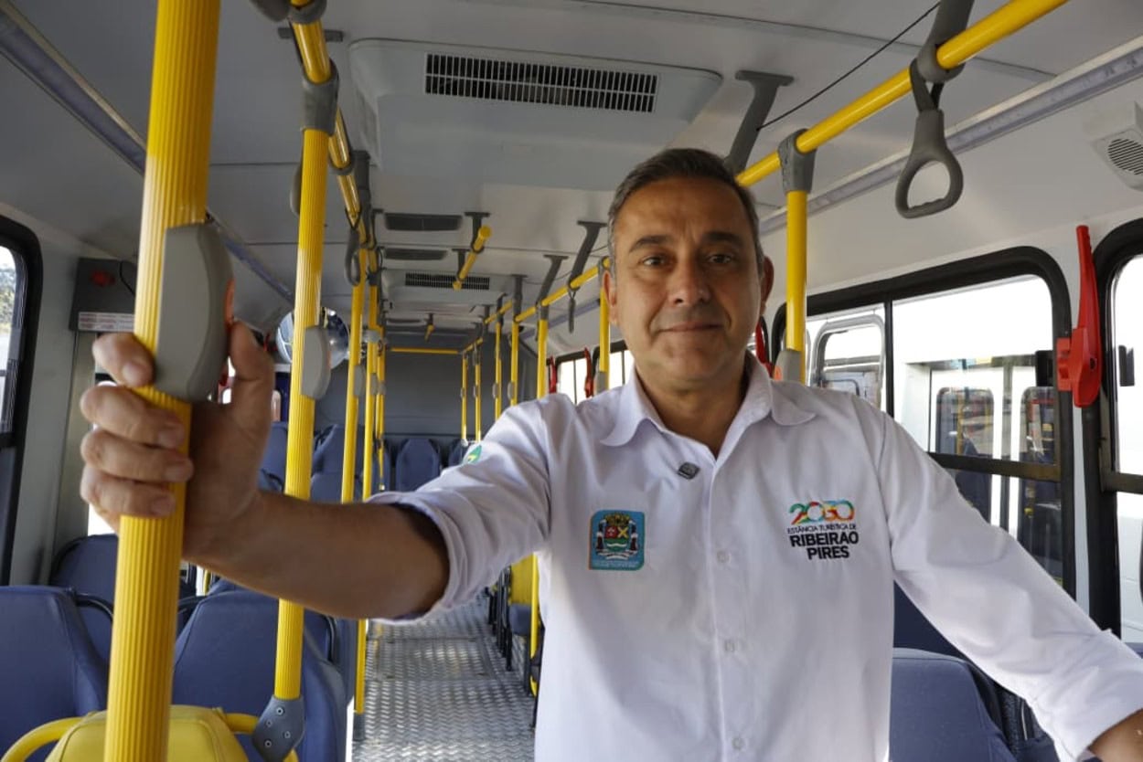 Prefeito Guto Volpi entregou nesta terça-feira (30), os oito novos ônibus