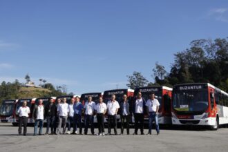 Prefeito Guto Volpi entrega 8 novos ônibus e idade média da frota é reduzida em Ribeirão Pires