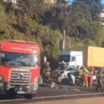 Capotamento na Rodovia dos Imigrantes deixa dois feridos e interdita pista sentido litoral