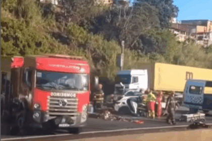 Capotamento na Rodovia dos Imigrantes deixa dois feridos e interdita pista sentido litoral