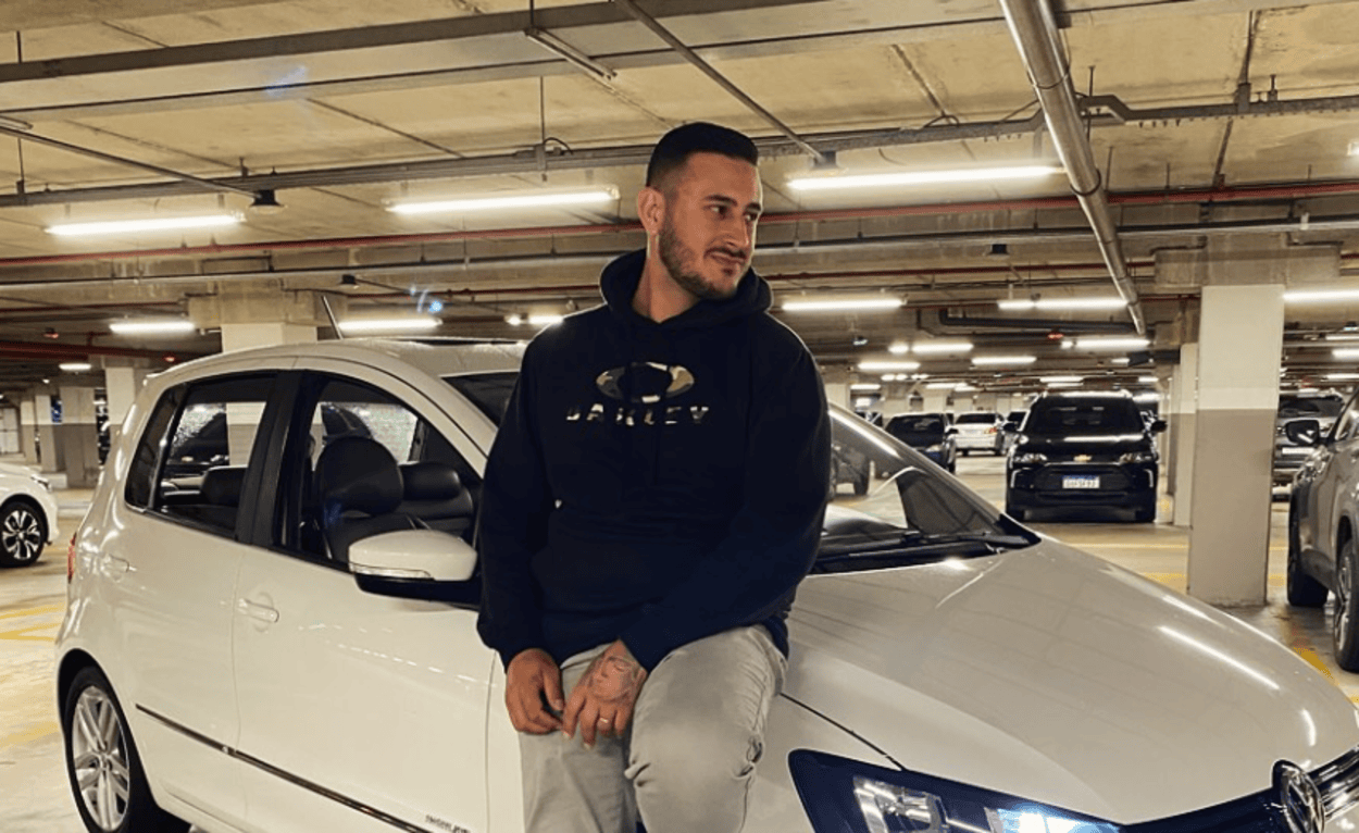 Caio realizou recentemente o sonho de comprar um carro