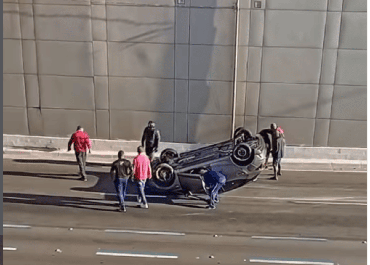 Carro bate em muro e capota na Avenida Lions em São Bernardo