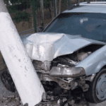 Carro bate em poste e deixa parte de bairro sem energia em São Bernardo