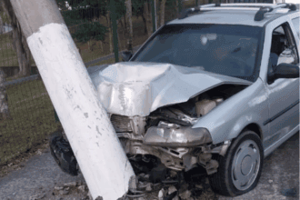 Carro bate em poste e deixa parte de bairro sem energia em São Bernardo