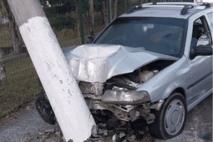 Carro bate em poste e deixa parte de bairro sem energia em São Bernardo