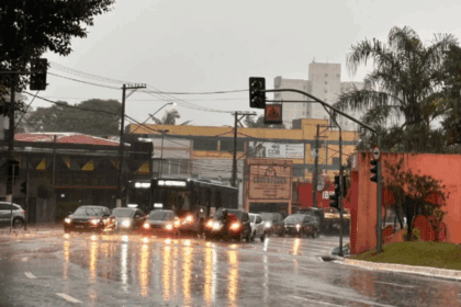 Terça-feira e quarta-feira com chuva e frio no ABC; Defesa Civil fez alerta para temporal e ventos fortes