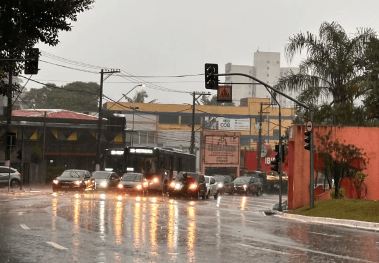 Terça-feira e quarta-feira com chuva e frio no ABC; Defesa Civil fez alerta para temporal e ventos fortes