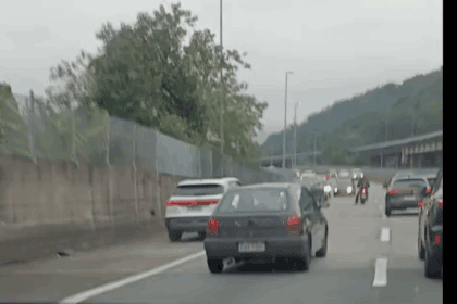 Pânico na Imigrantes: motoristas voltam na contramão para fugir de arrastão