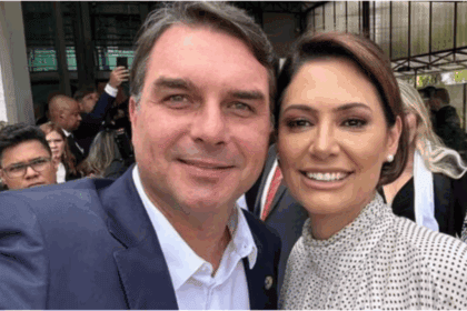 Flávio Bolsonaro rebate Michelle, pede desculpas e nega humilhação