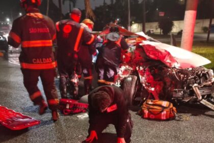 Cena de fé: Homem se ajoelha e reza durante resgate de acidente grave em São Bernardo