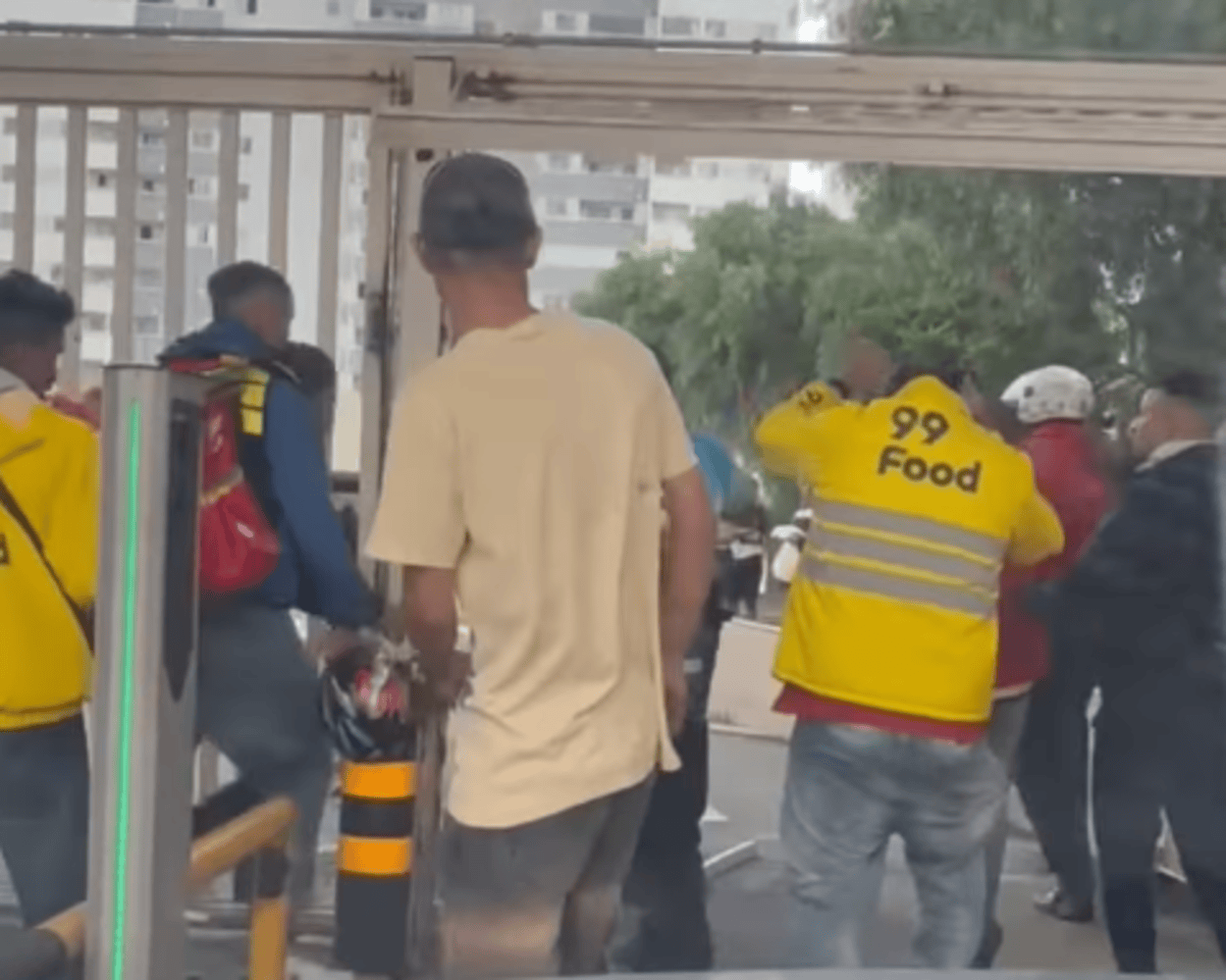 Confusão em condomínio de Diadema mobiliza PM após agressão a motoboy