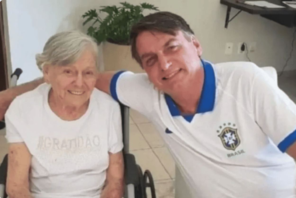 Olinda Bolsonaro morreu em janeiro de 2022, aos 94 anos, após sofrer duas paradas cardiorrespiratórias.