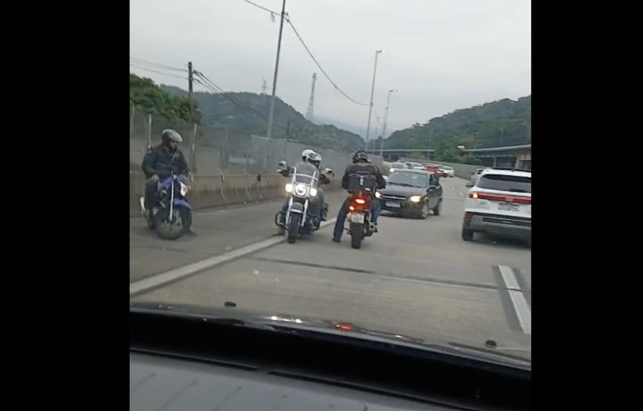 Após arrastão causar pânico e motoristas andarem na contramão, PM reforça policiamento na Imigrantes