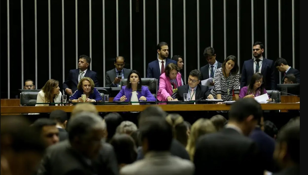 Candidaturas femininas crescem, mas número de eleitas continua baixo