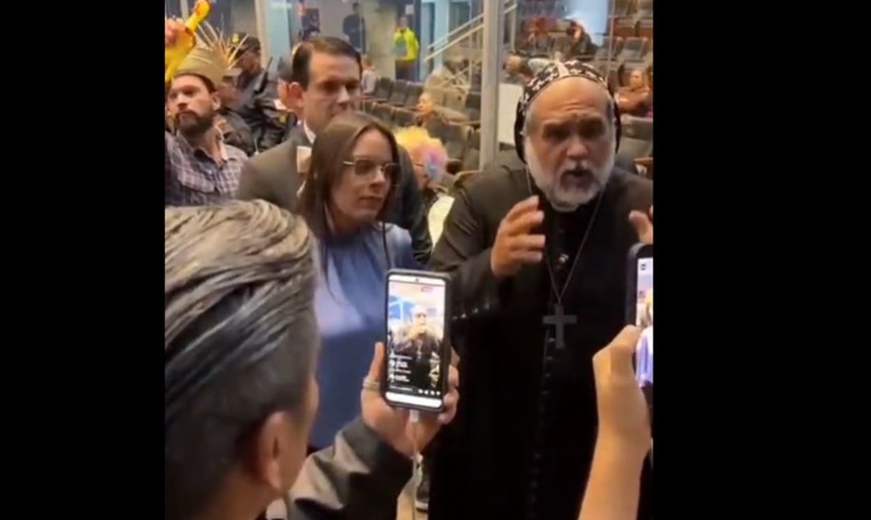 Presença de Padre Kelmon na Câmara de São Bernardo gera bate-boca e provocação com traje caipira