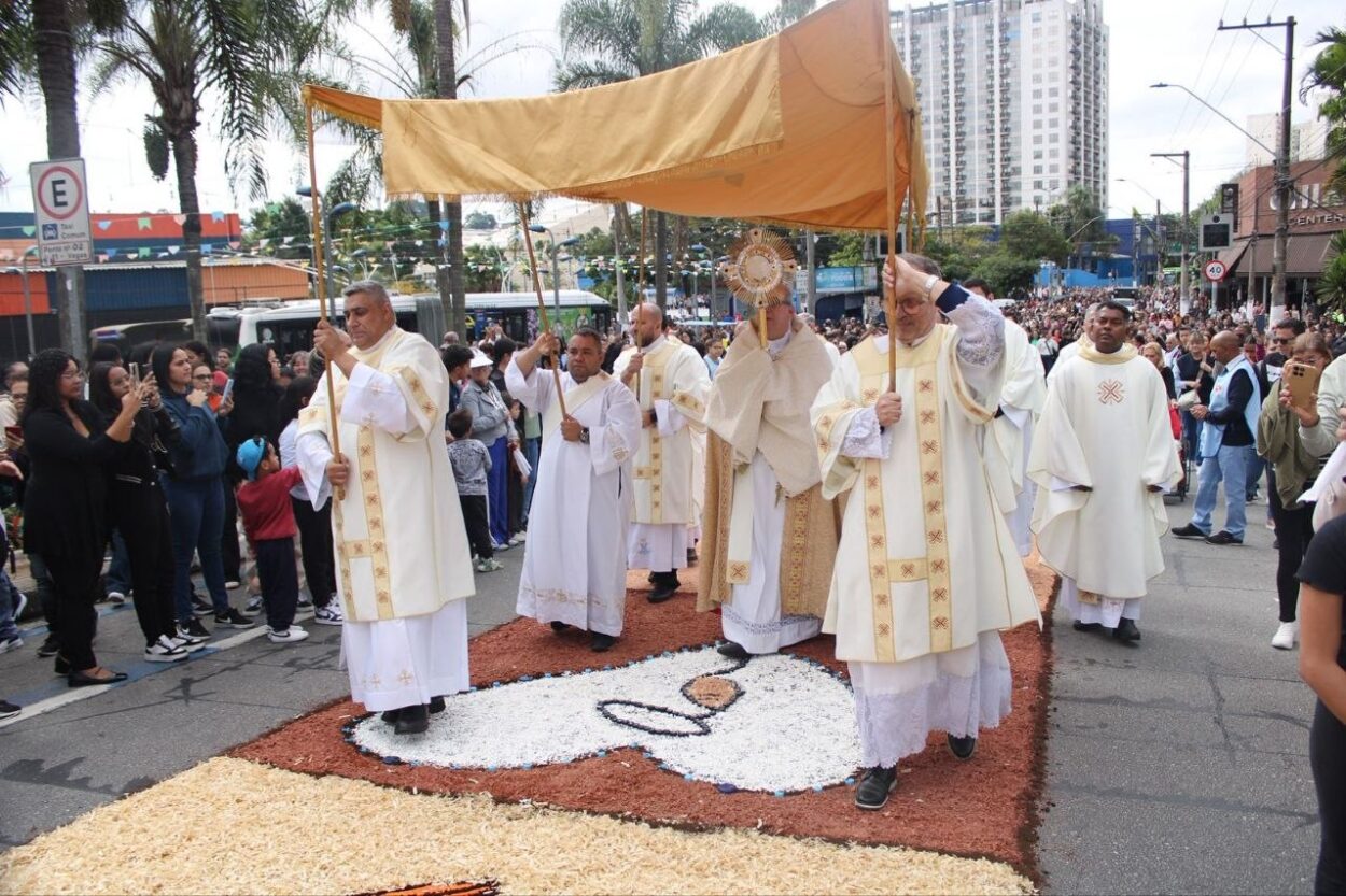 Procissão de Corpus Christi tem apoio de trânsito e GCM em Diadema