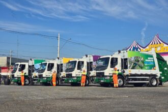 Prefeitura de Ribeirão Pires renova frota para coleta de resíduos com cinco novos caminhões