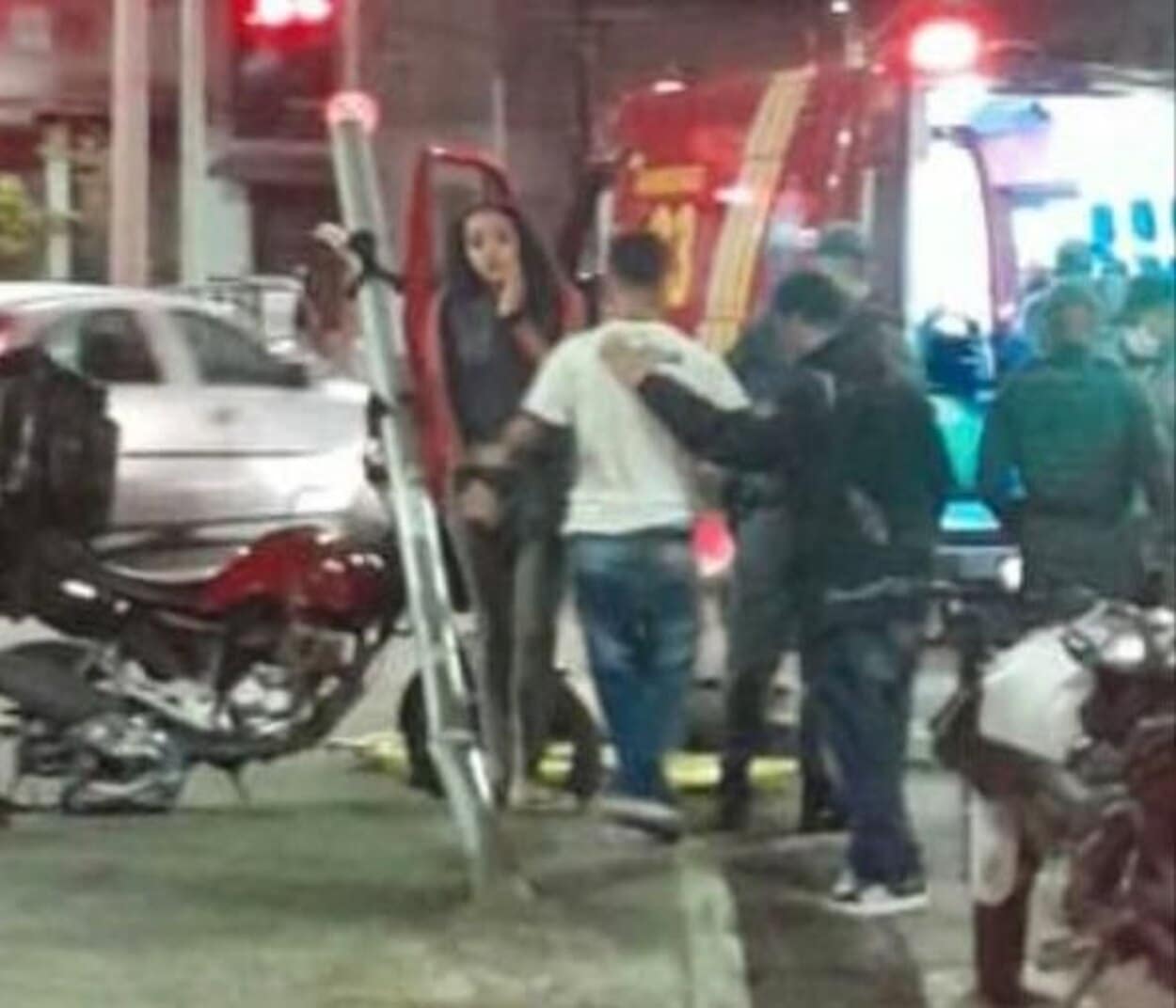 Motociclista fica gravemente ferido após atingir poste na avenida Luiz Pequini, em São Bernardo