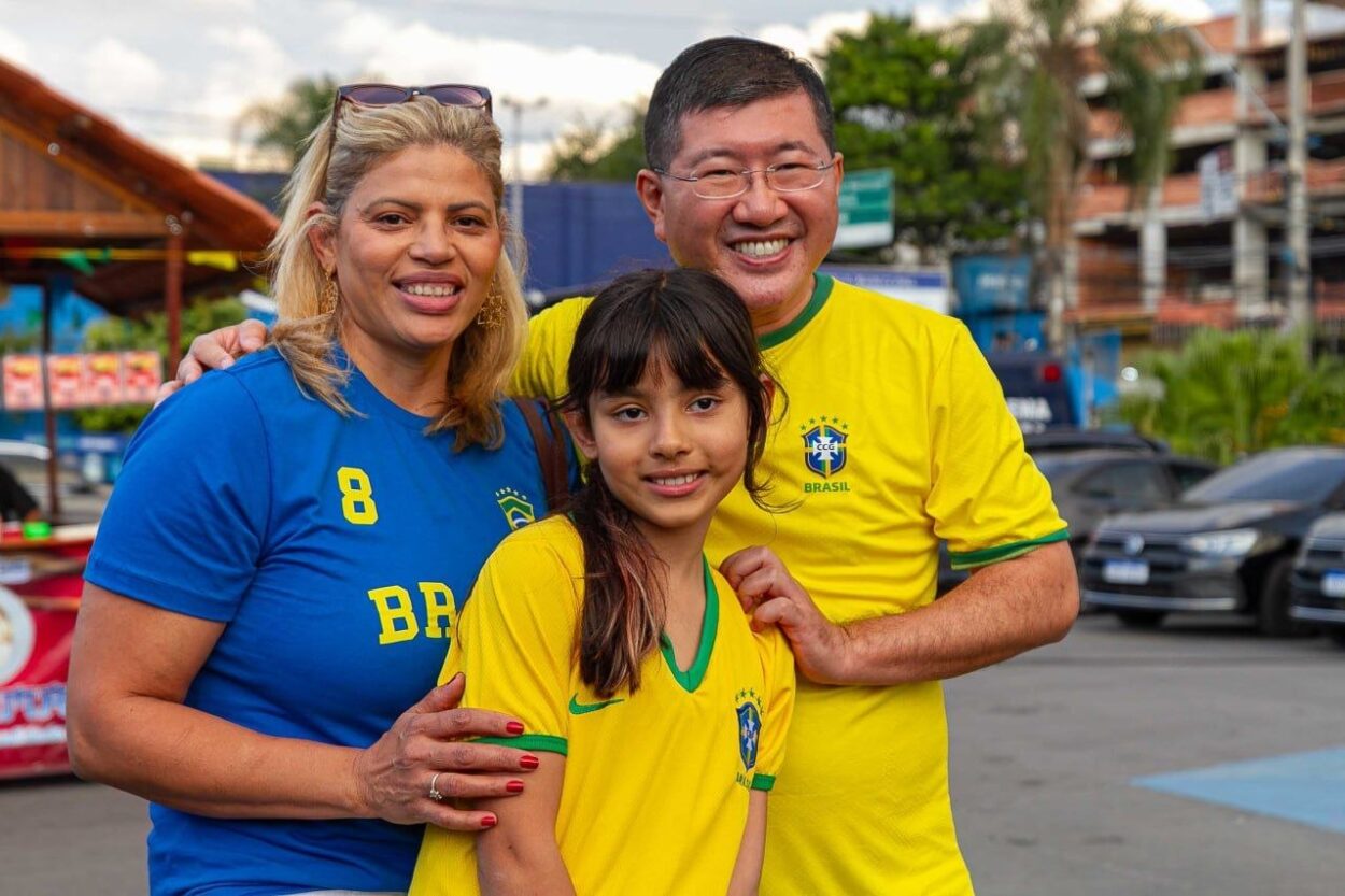 Telão instalado para o primeiro jogo do Brasil na Copa atraiu centenas de pessoas em Diadema