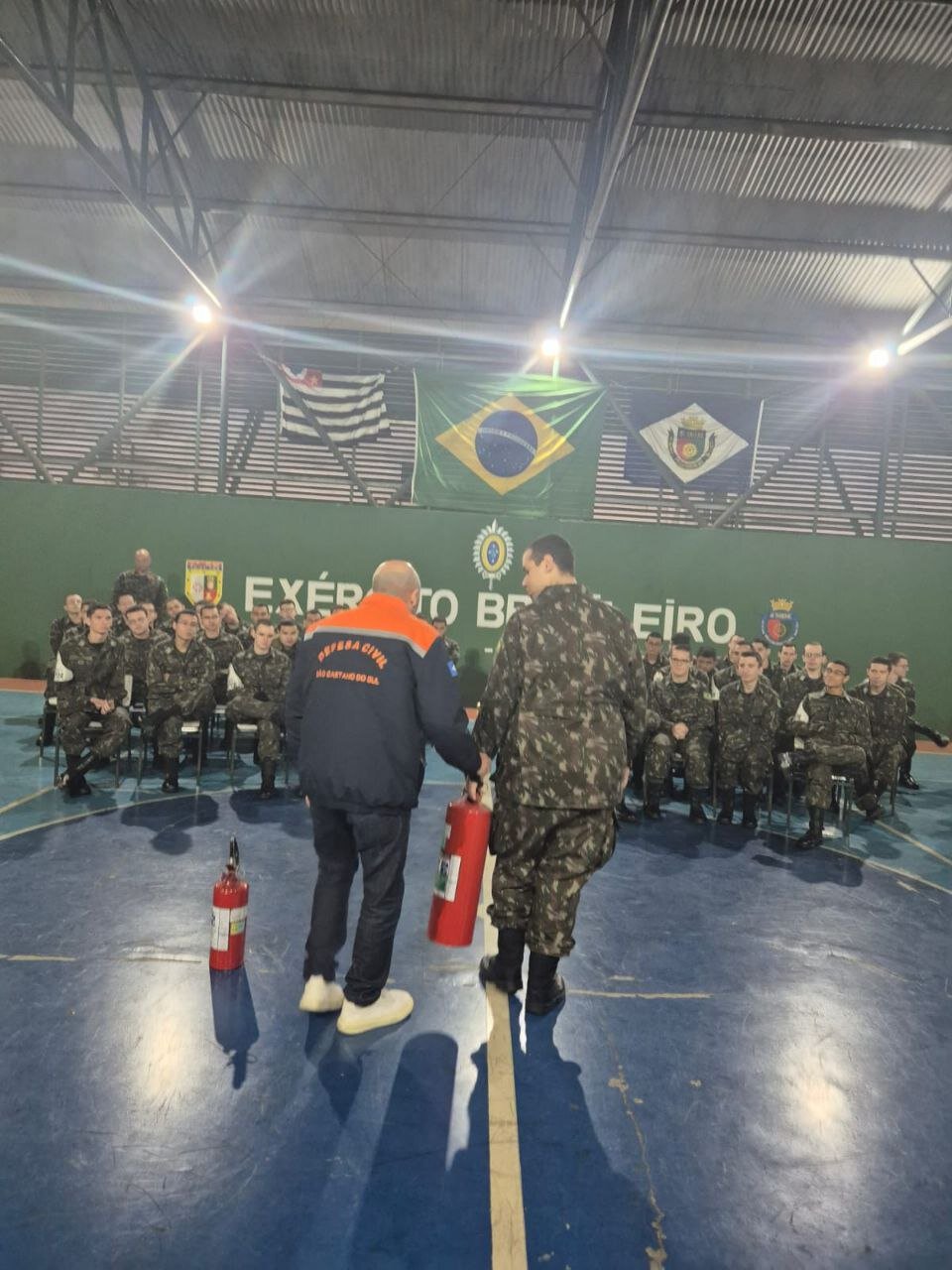 O curso, ministrado pelo coordenador de Proteção e Defesa Civil, sargento Juscelino Roque Brilhante, teve a participação dos 100 atiradores da cidade