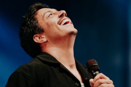 Renato Albani apresenta últimas sessões de “Testando Piadas” na Grande São Paulo neste final de semana