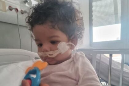 Internado no Hospital de Urgência, pequeno Isaac Ryan aguarda vaga da Cross para hospitais de referência na capital; Estado afirma que busca por leito especializado está em andamento