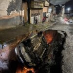 Chuva forte abre cratera e 'engole' carro em Ribeirão Pires