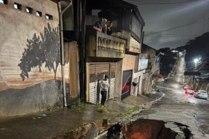Chuva forte abre cratera e 'engole' carro em Ribeirão Pires