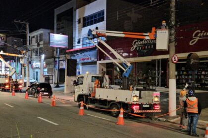 Enel realiza limpeza de cabos irregulares em postes de São Bernardo do Campo