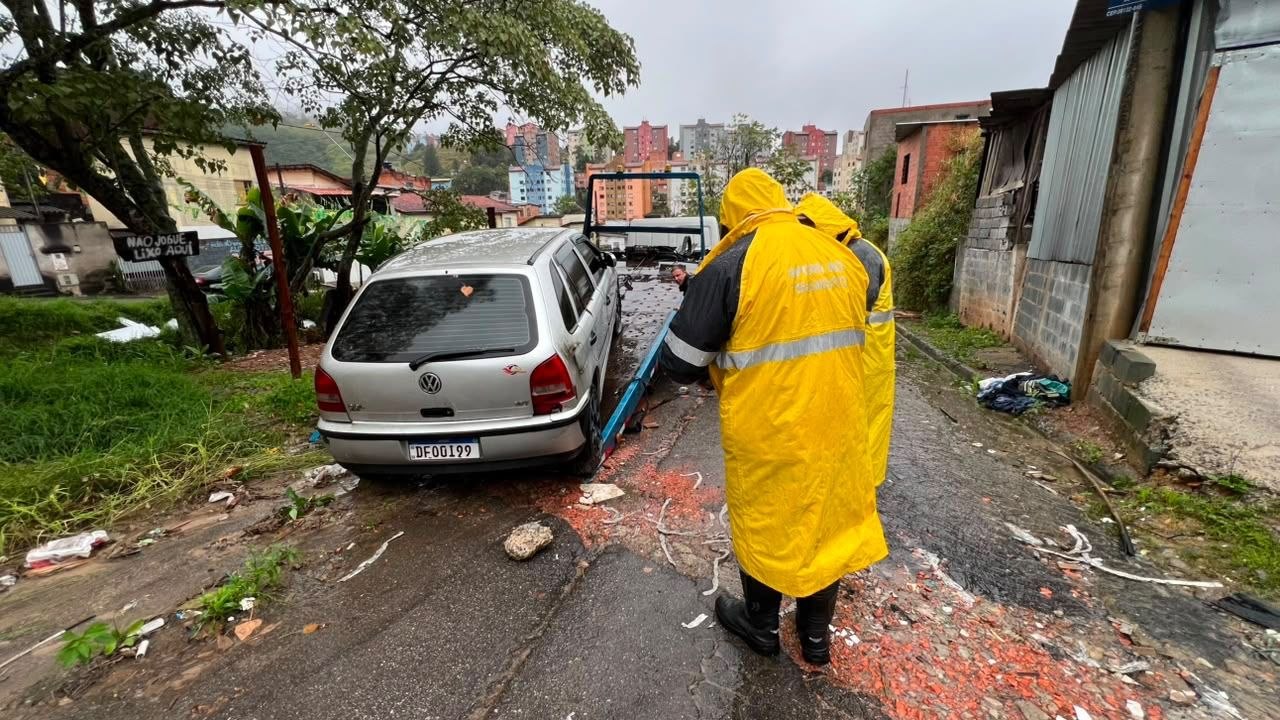 Prefeitura retira 25 carros abandonados das ruas durante operação no Jardim Santo André