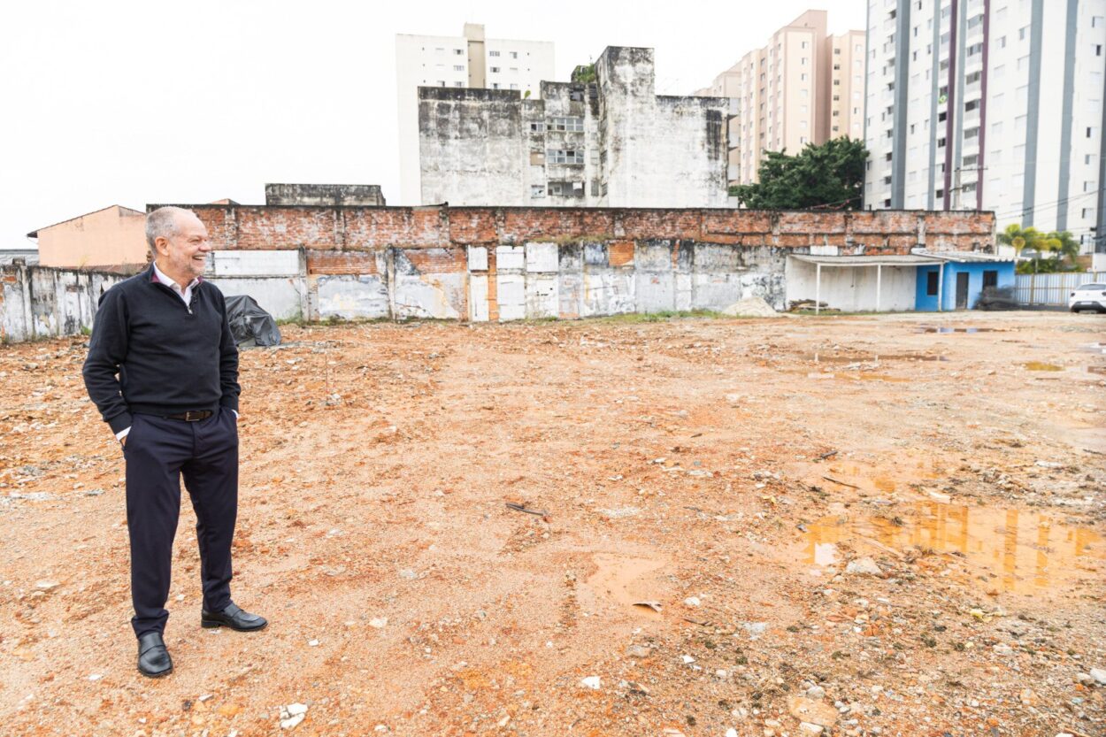 Implantada em uma área estratégica do bairro, a nova escola terá 7.149,30 m² de área construída, distribuídos em três pavimentos