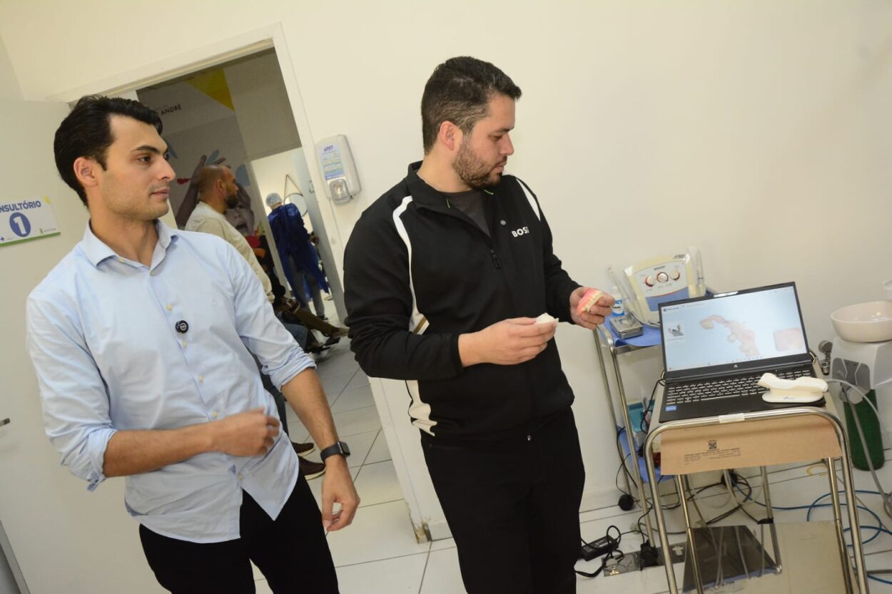 Escaneamento digital substitui moldagem física por captação de imagem e impressão em 3D para ampliar fornecimento de próteses dentárias