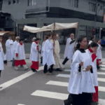 Em São Bernardo, Paróquia Jesus de Nazaré mobiliza dezenas de fiéis em procissão pelas ruas do Jardim Silvina