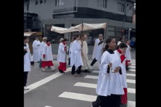 Em São Bernardo, Paróquia Jesus de Nazaré mobiliza dezenas de fiéis em procissão pelas ruas do Jardim Silvina