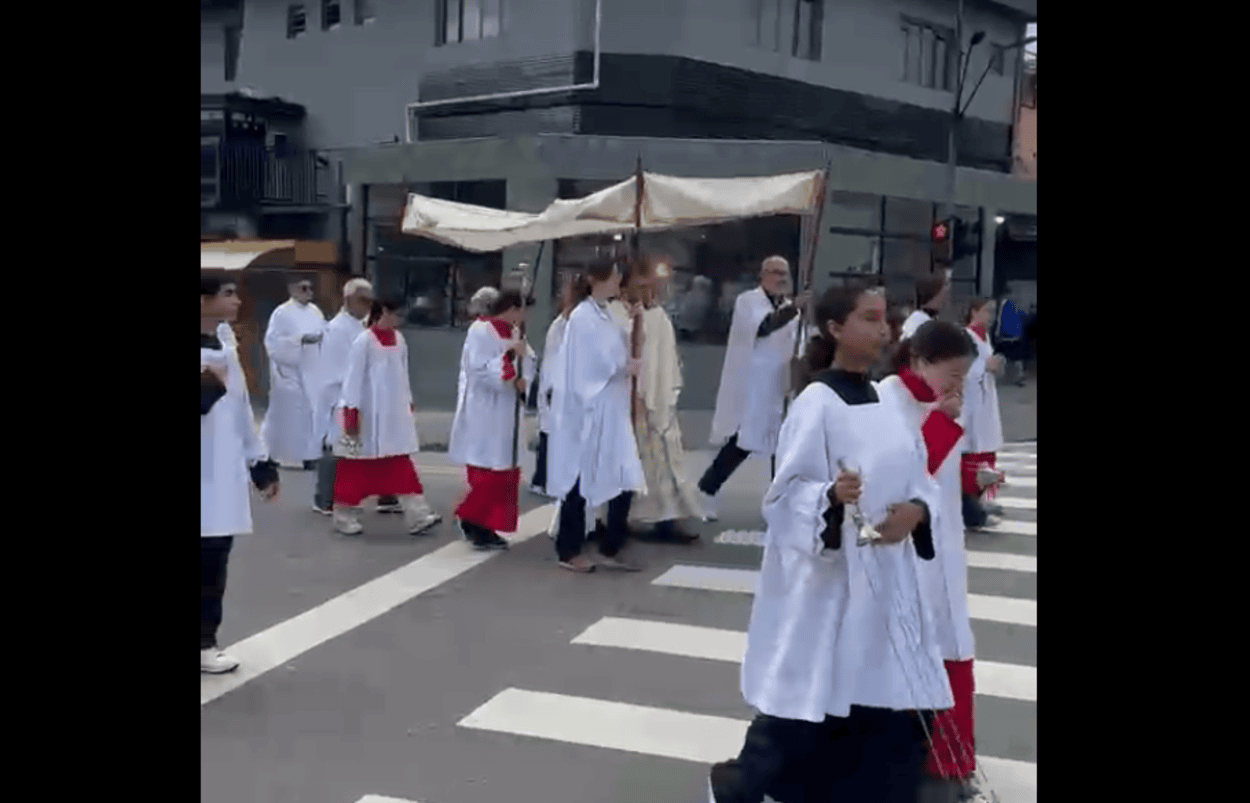 Em São Bernardo, Paróquia Jesus de Nazaré mobiliza dezenas de fiéis em procissão pelas ruas do Jardim Silvina