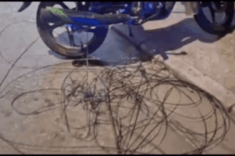 Motociclista fica ferido após acidente com fio de telefonia na Avenida Luiz Pequini; GCM atende ocorrência
