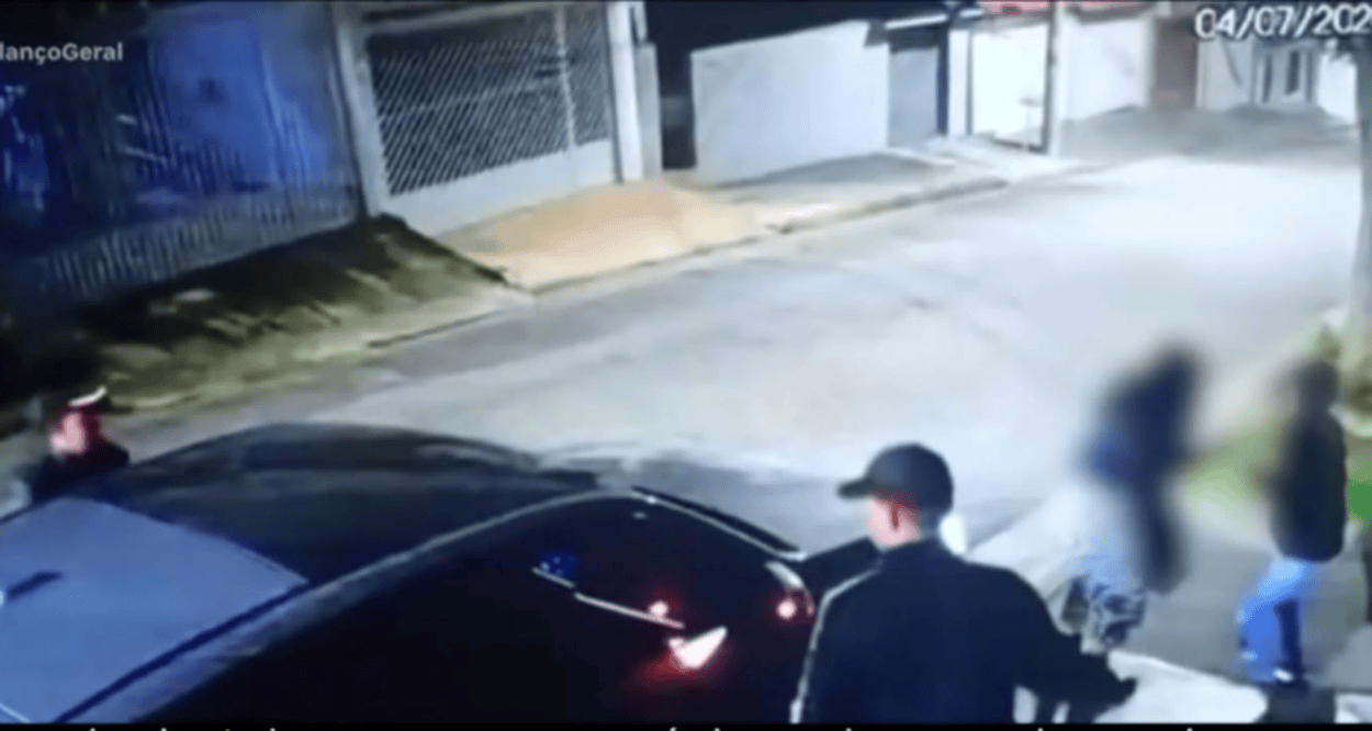 Mulher é puxada pelos cabelos e tem BMW blindada roubada em Santo André