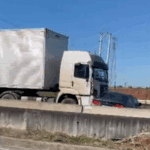 Idosa sai ilesa após ter carro fechado e arrastado por caminhão na via Dutra; motorista fugiu