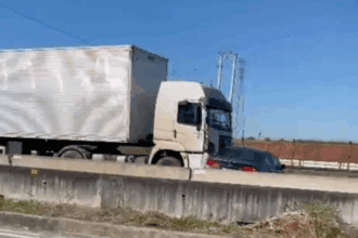Idosa sai ilesa após ter carro fechado e arrastado por caminhão na via Dutra; motorista fugiu
