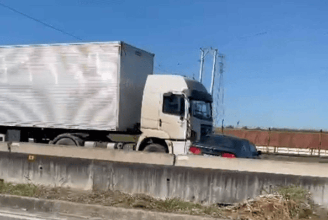 Idosa sai ilesa após ter carro fechado e arrastado por caminhão na via Dutra; motorista fugiu