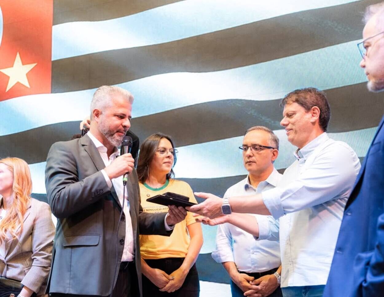 Durante agenda em São Bernardo, governador Tarcísio de Freitas recebe Medalha João Ramalho das mãos de Fuzari
