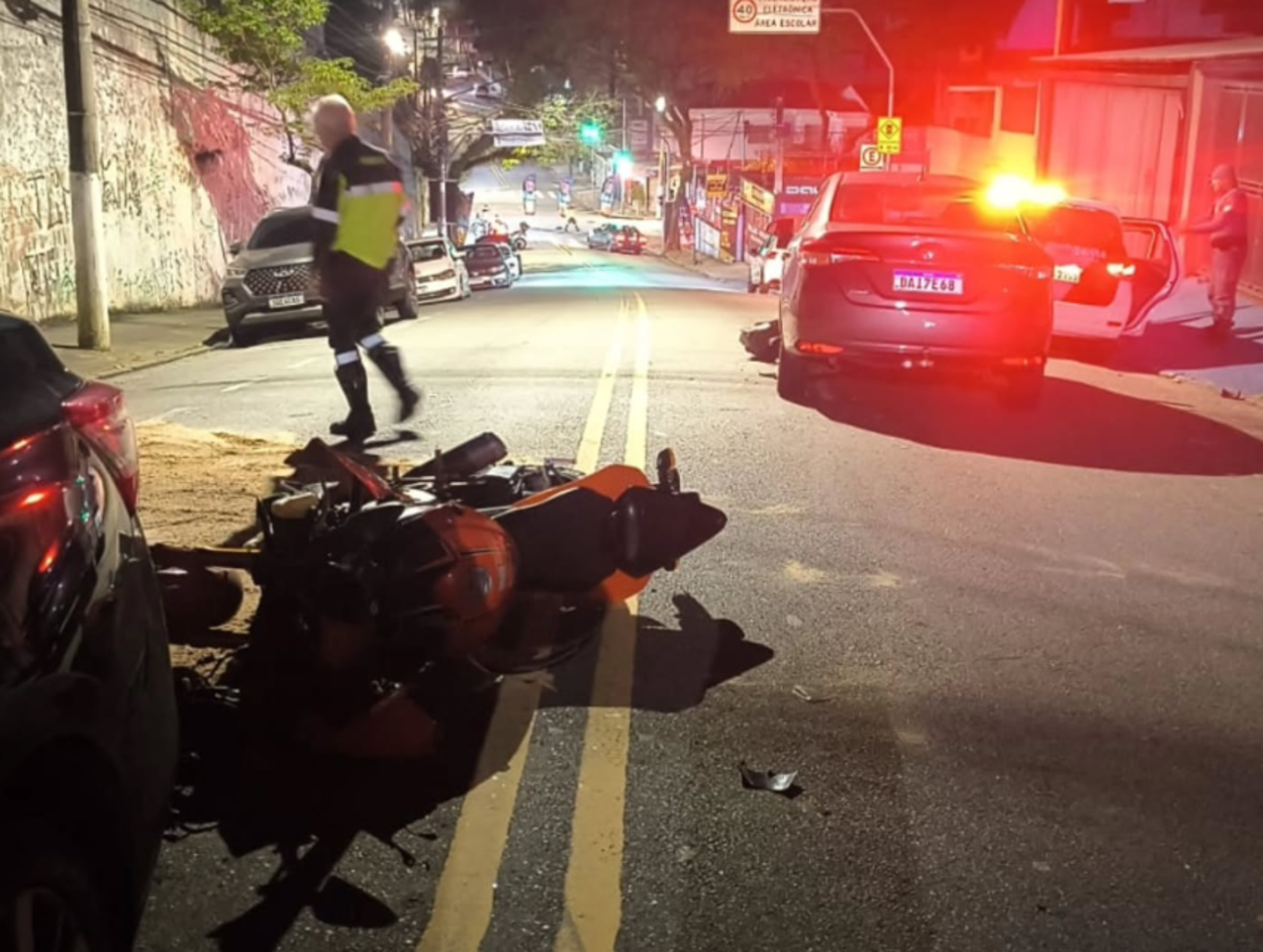 Colisão entre carro e moto deixa uma pessoa ferida em São Bernardo