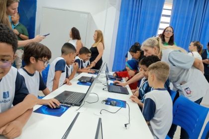 MEB Prof. Florestan Fernandes recebe doação de 26 notebooks e inaugura laboratório de informática