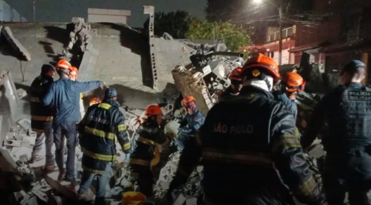 Criança é resgatada com vida após prédio em construção desabar sobre casa na Zona Leste de SP