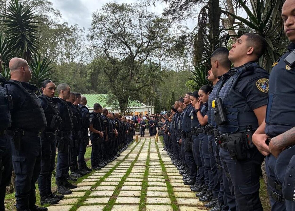Sob forte comoção, guardas civis prestam última homenagem a GCM morto em Diadema