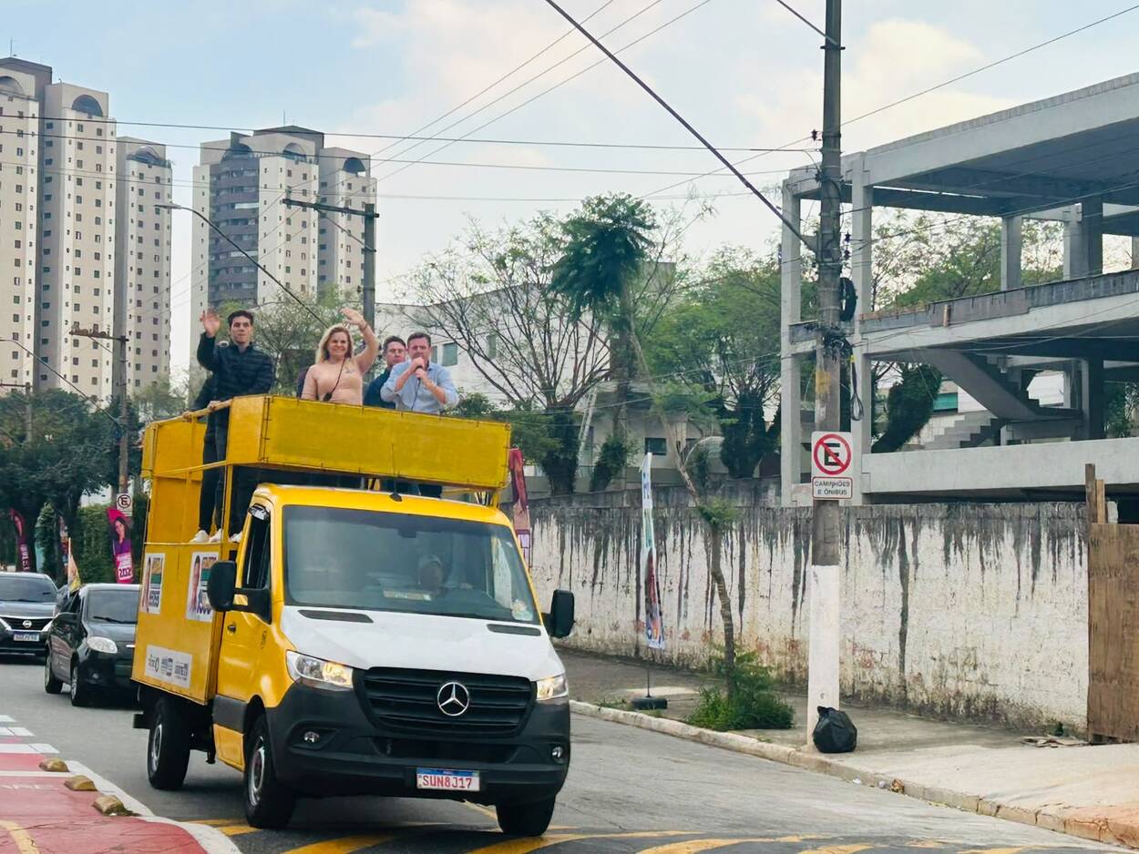 Carla e Orlando Morando realizam percurso por bairros de São Bernardo no último dia do período eleitoral