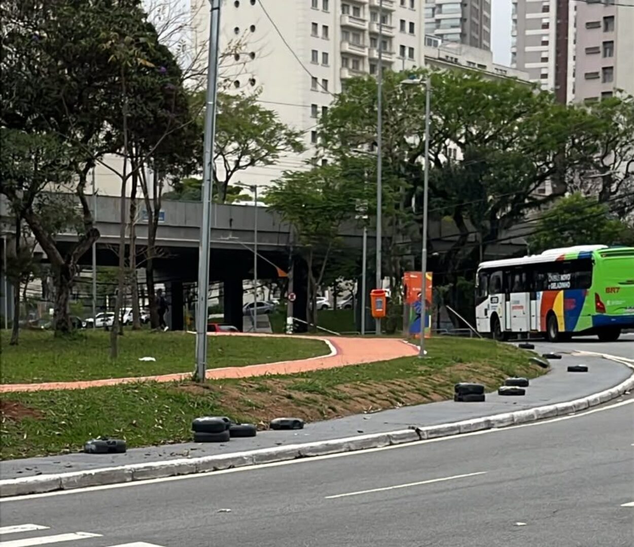Lixo eleitoral polui ruas de São Bernardo após fim da votação