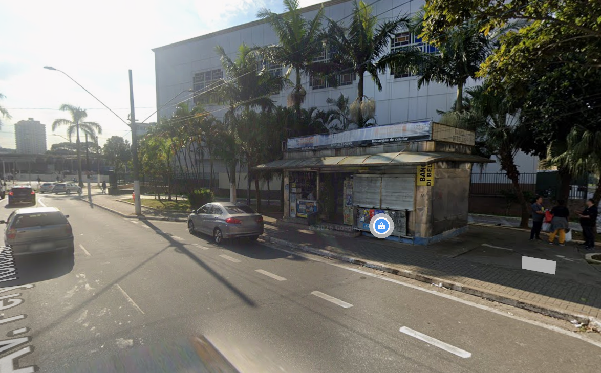 Vítima, aparentemente em situação de rua, foi atacada na Avenida Pery Ronchetti após desentendimento prévio no restaurante Bom Prato; polícia prendeu um dos agressores 